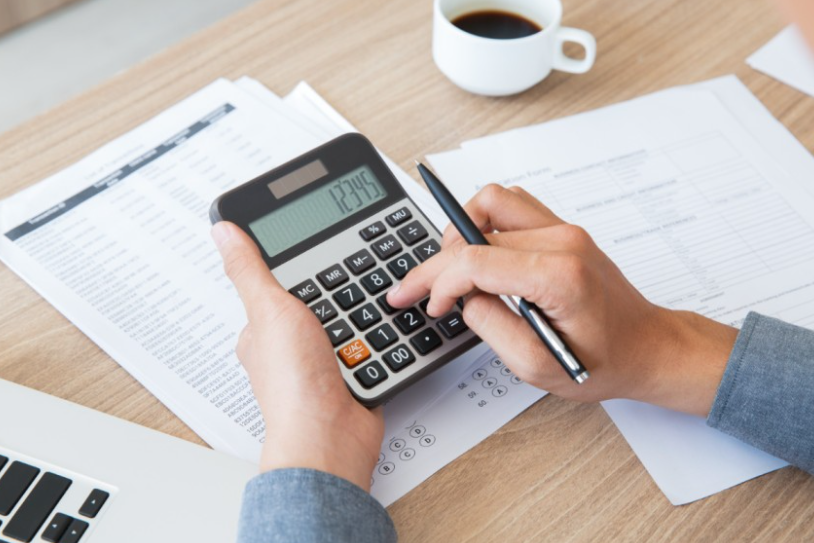 What is the Difference Between a Bookkeeper and an Accountant?